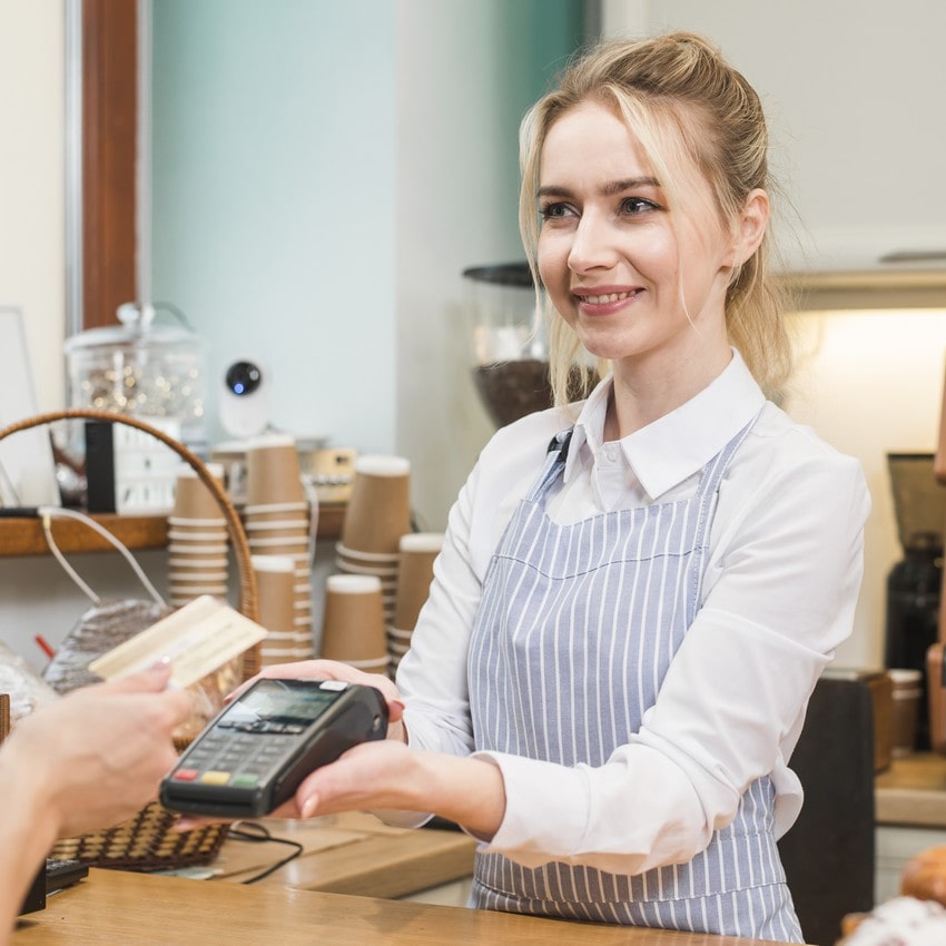 Caissière réalisant un paiement