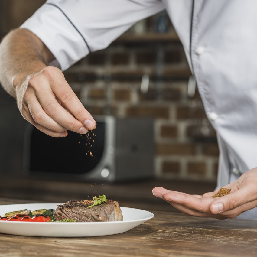 Cuisinier travaillant son plat