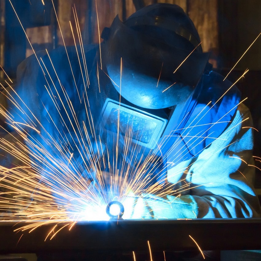 Soudeur travaillant sur du métal