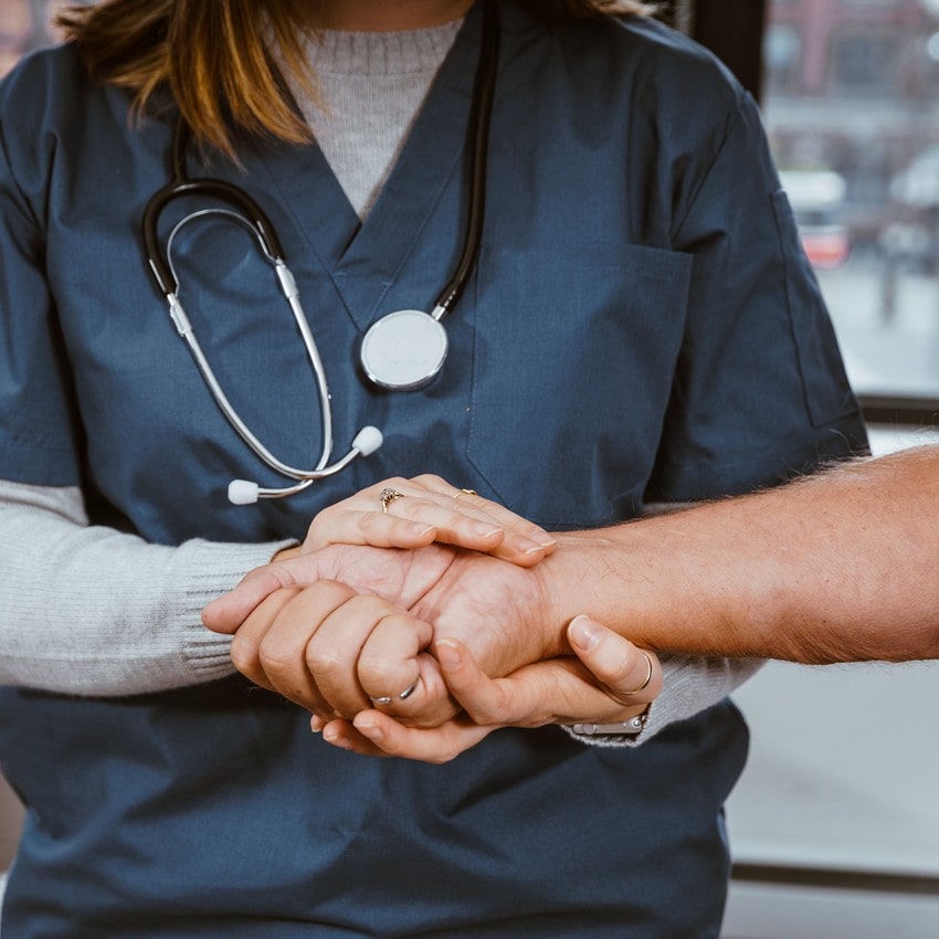 Infirmière prenant soin d'un de ses patients