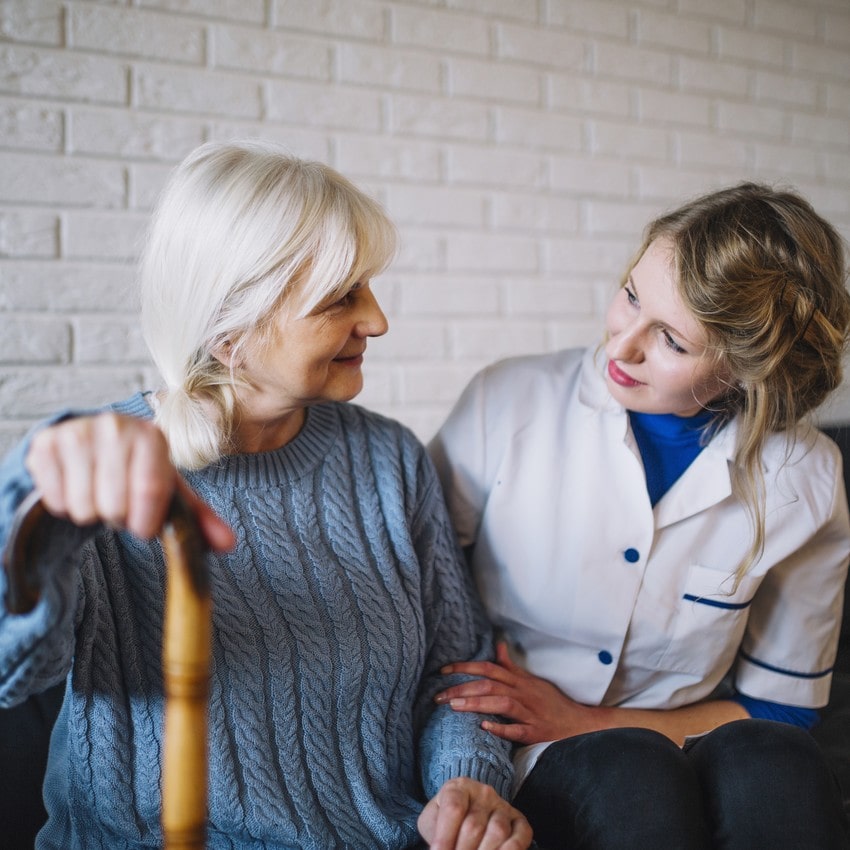 infirmière aidant une femme âgée