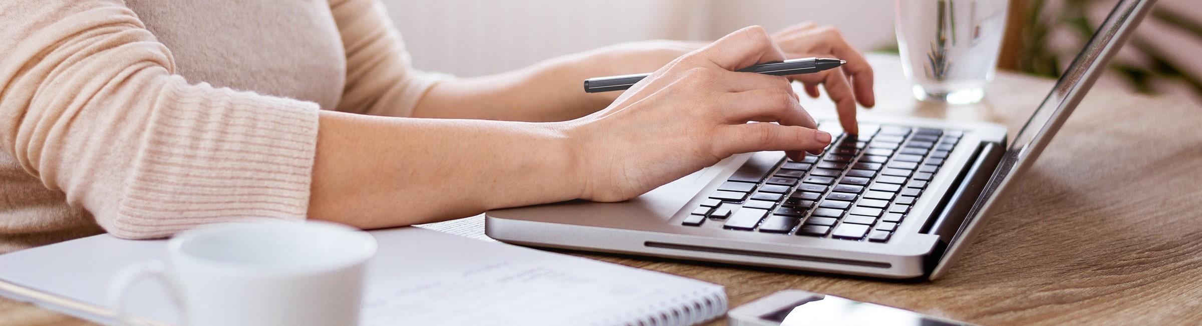 Femme ecrivant sur un clavier d ordinateur